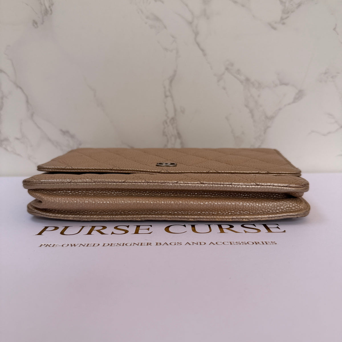 Beige Chanel wallet on chain onderkant
