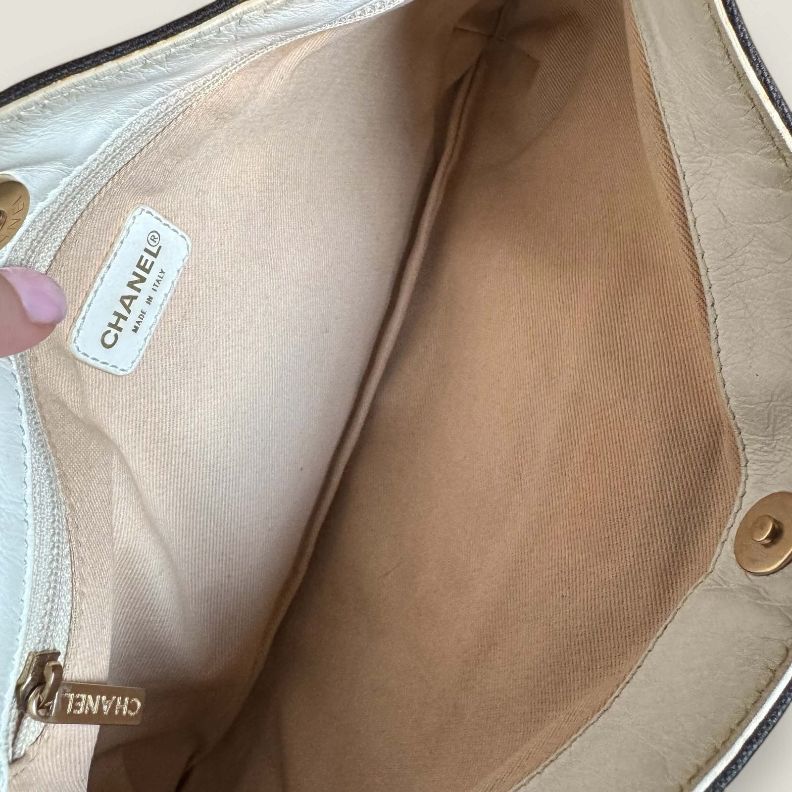 Interior Chanel shoulder bag
