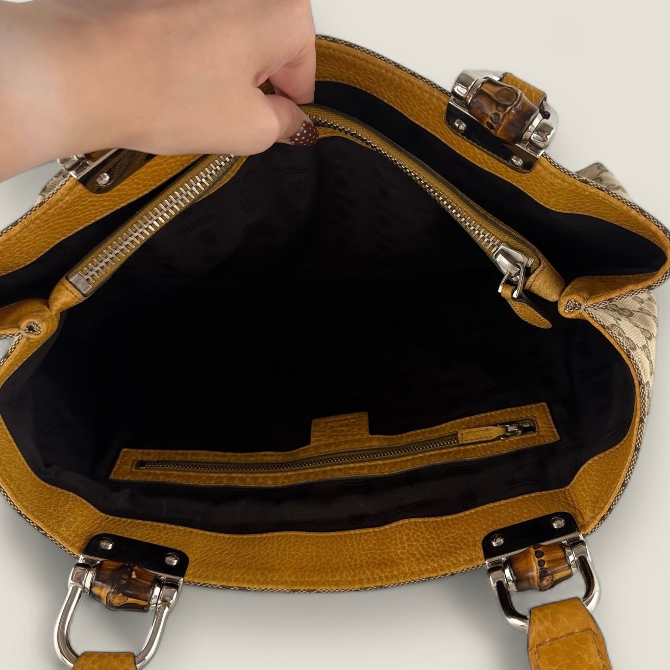 Interior original Gucci handbag