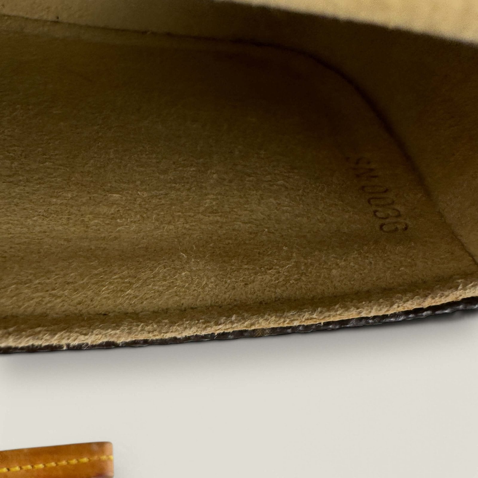 Interior pre-owned Louis Vuitton Pochette Lagoon case