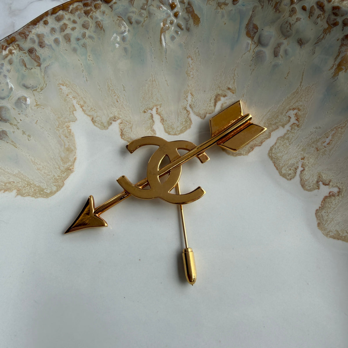 CHANEL Pre-Owned
1990s bow and arrow motif brooch