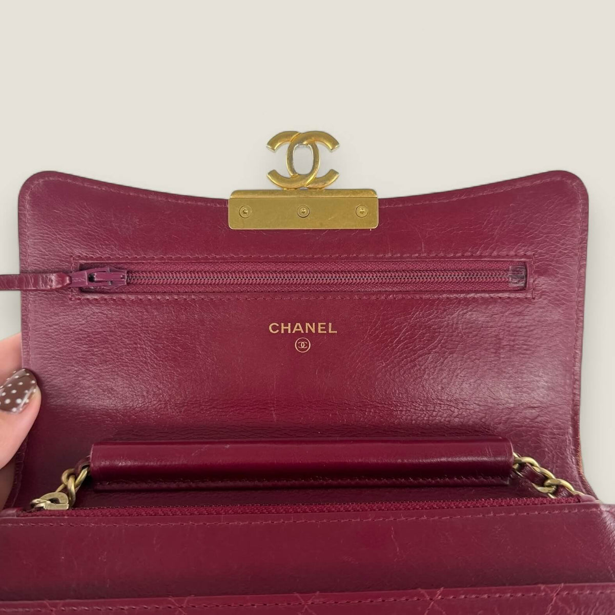 Chanel 2.55 Reissue WOC interieur vakken