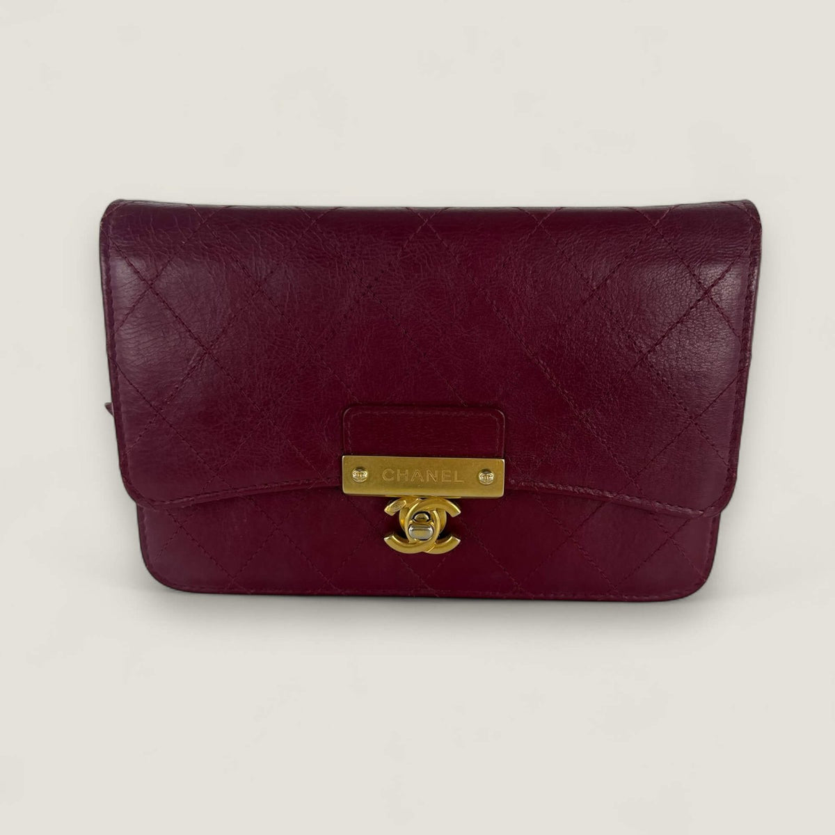 Chanel 2.55 Reissue Wallet on Chain rood goatskin gouden hardware voorkant
