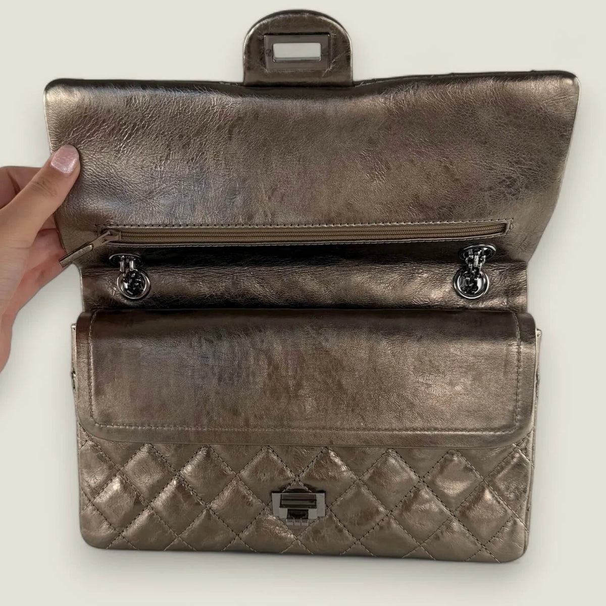 Chanel 2.55 metallic bronze met zilverkleurige hardware