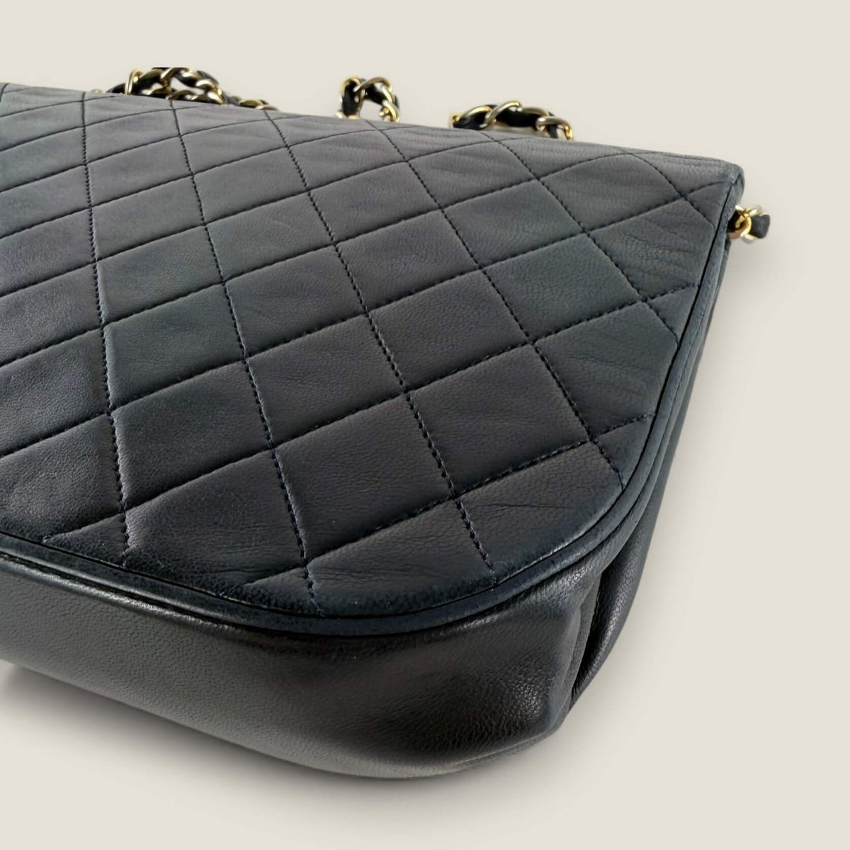 Chanel Double Flap Half Moon matelasse lamsleer detail