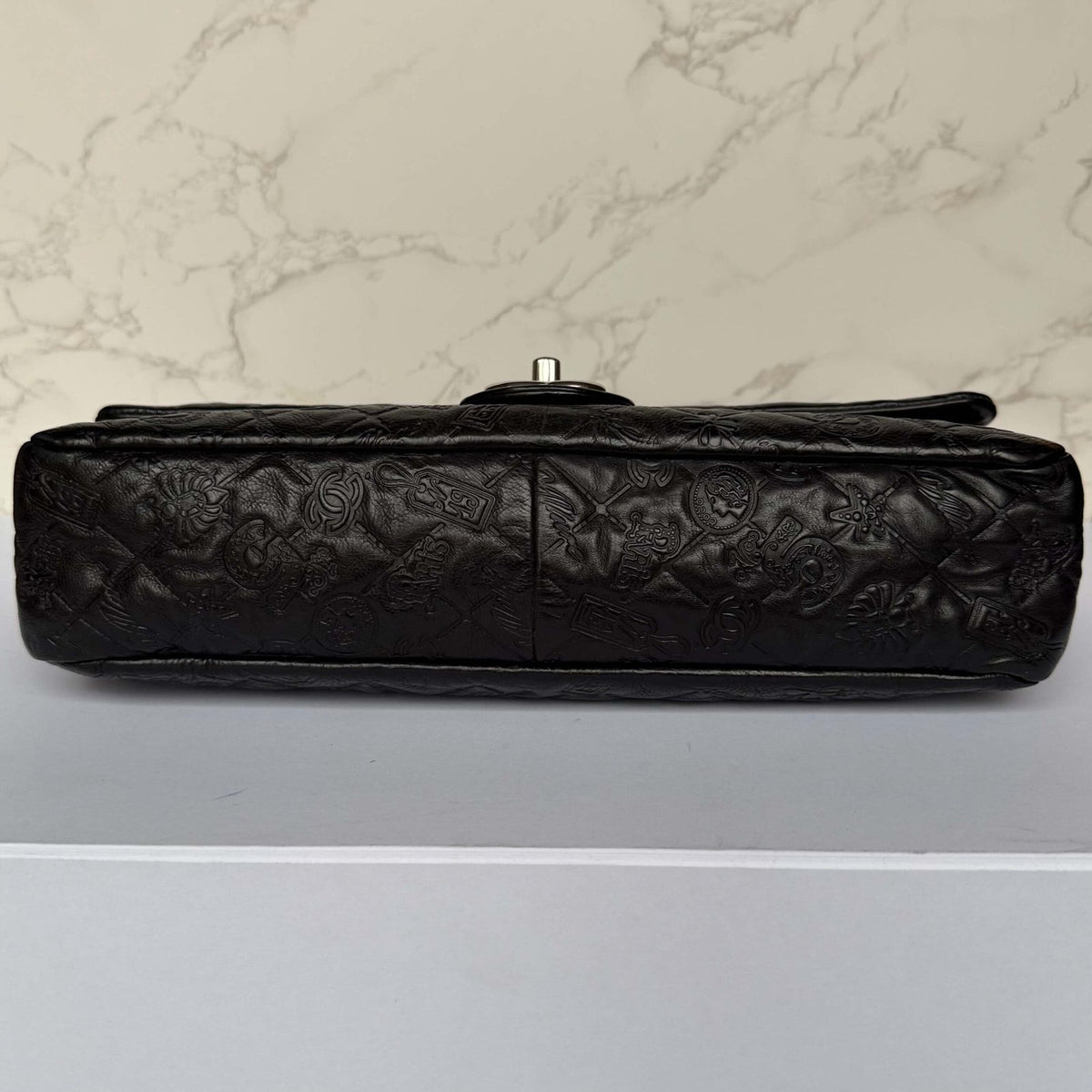 Chanel jumbo lucky symbols onderkant tas detail