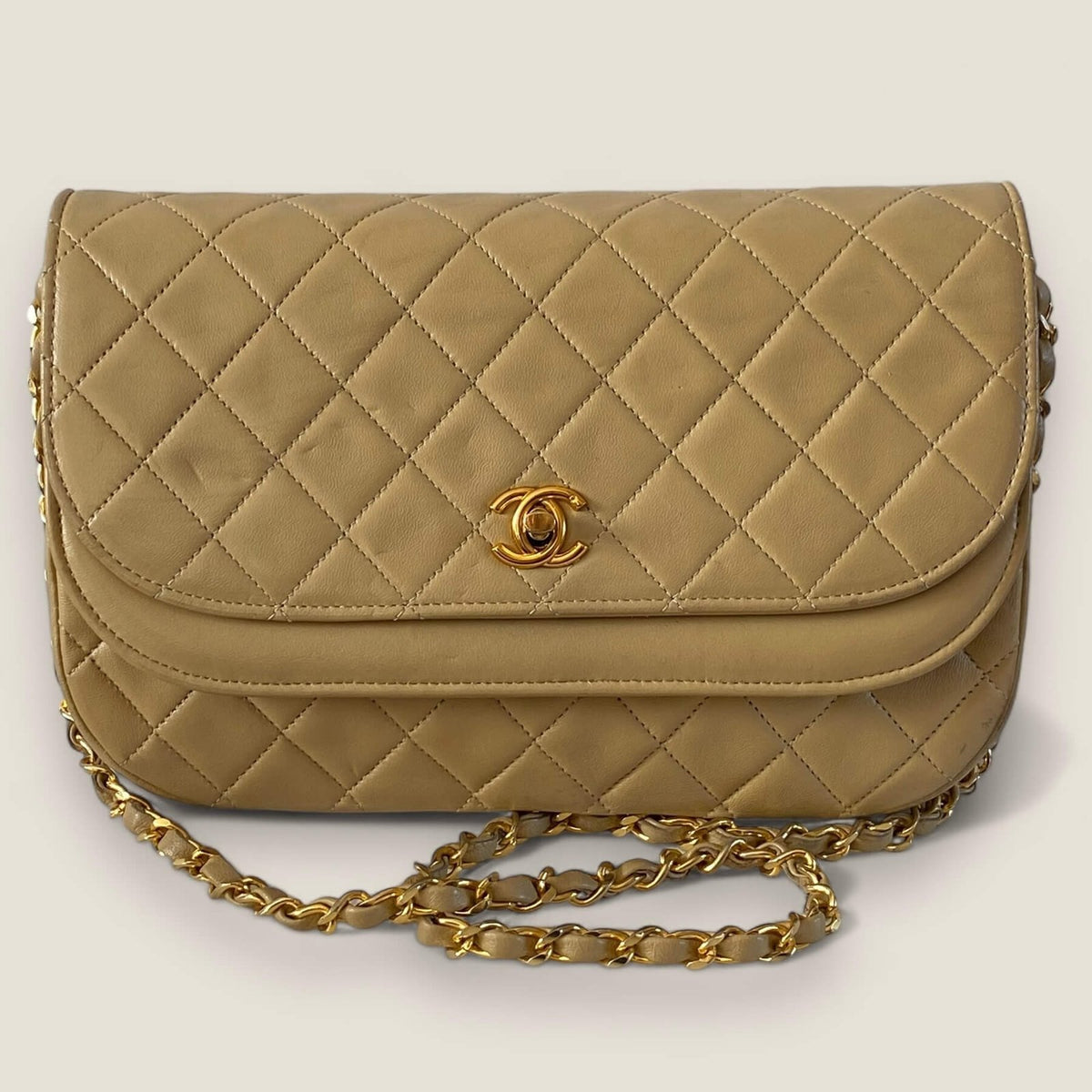 Chanel vintage shoulder bag beige lambskin gold hardware pre-owned