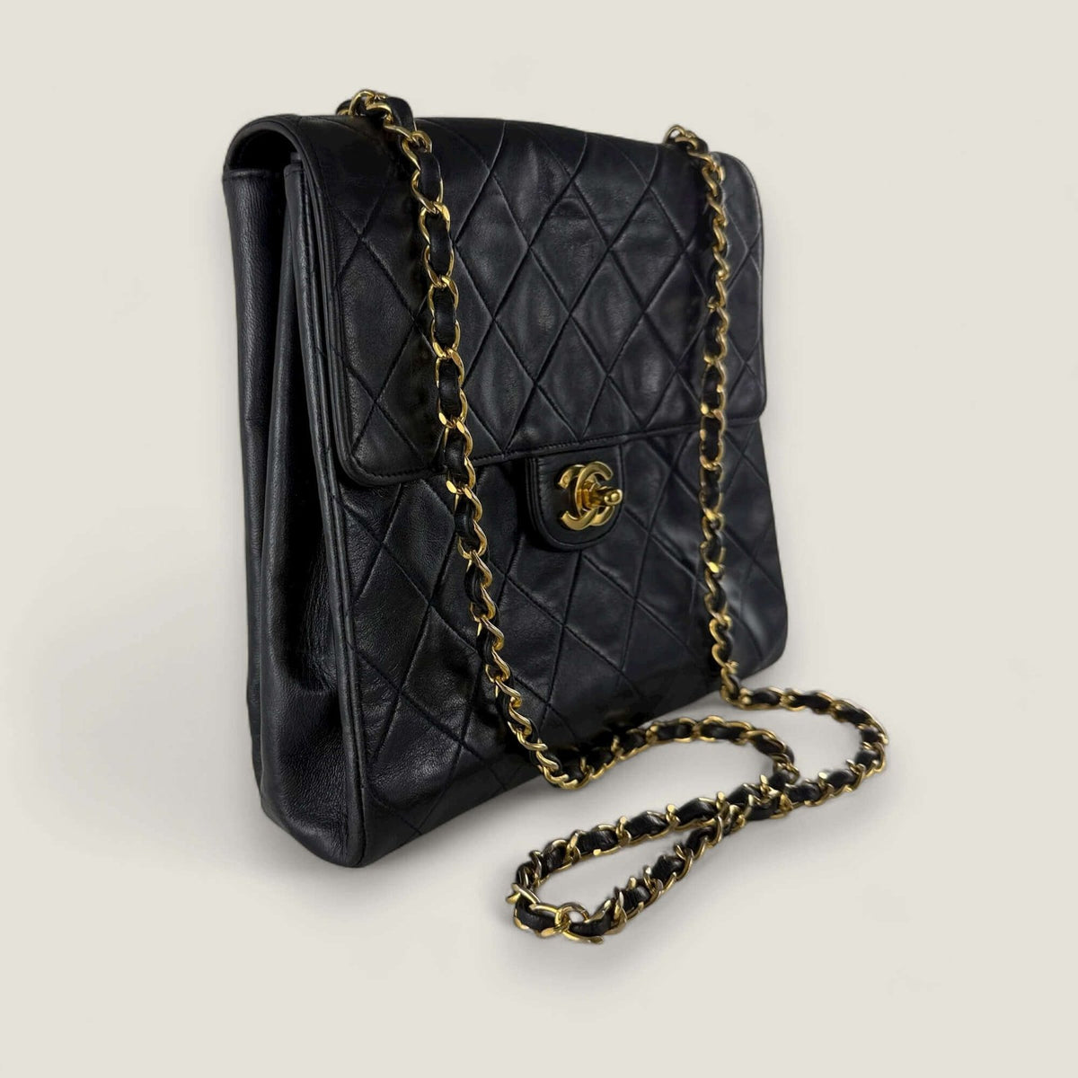 Chanel vintage bag with gold chain detail