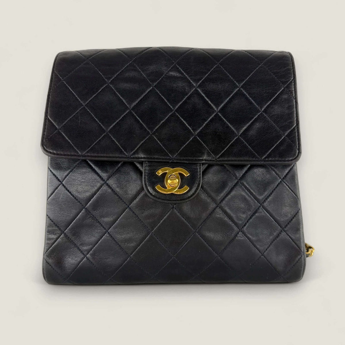 Close-up Chanel vintage CC turnlock lambskin