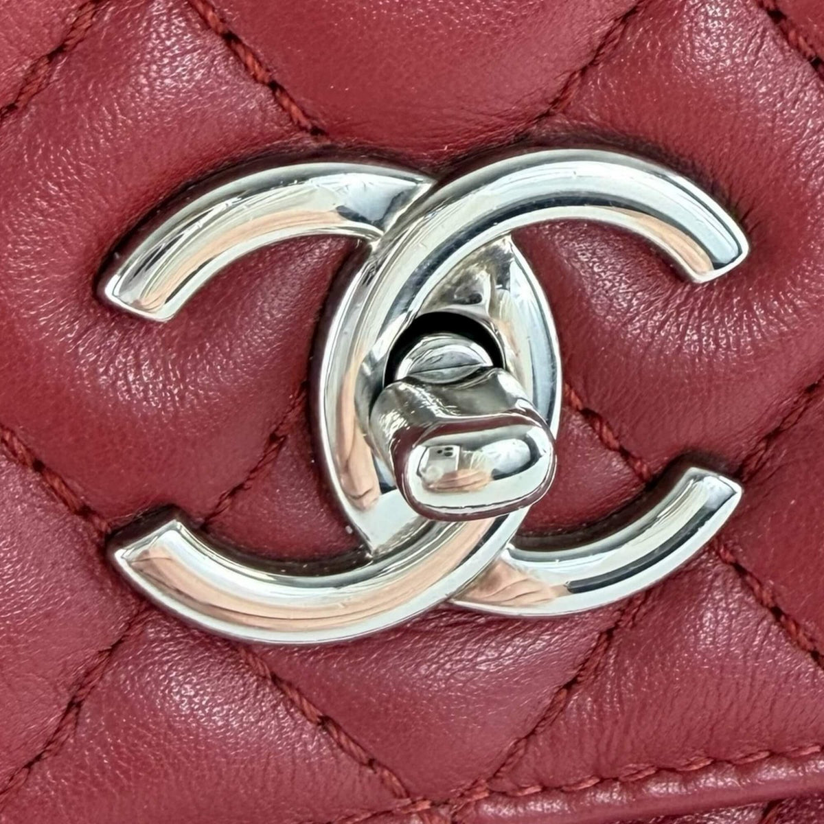 Detail of the silver-colored CC turnlock