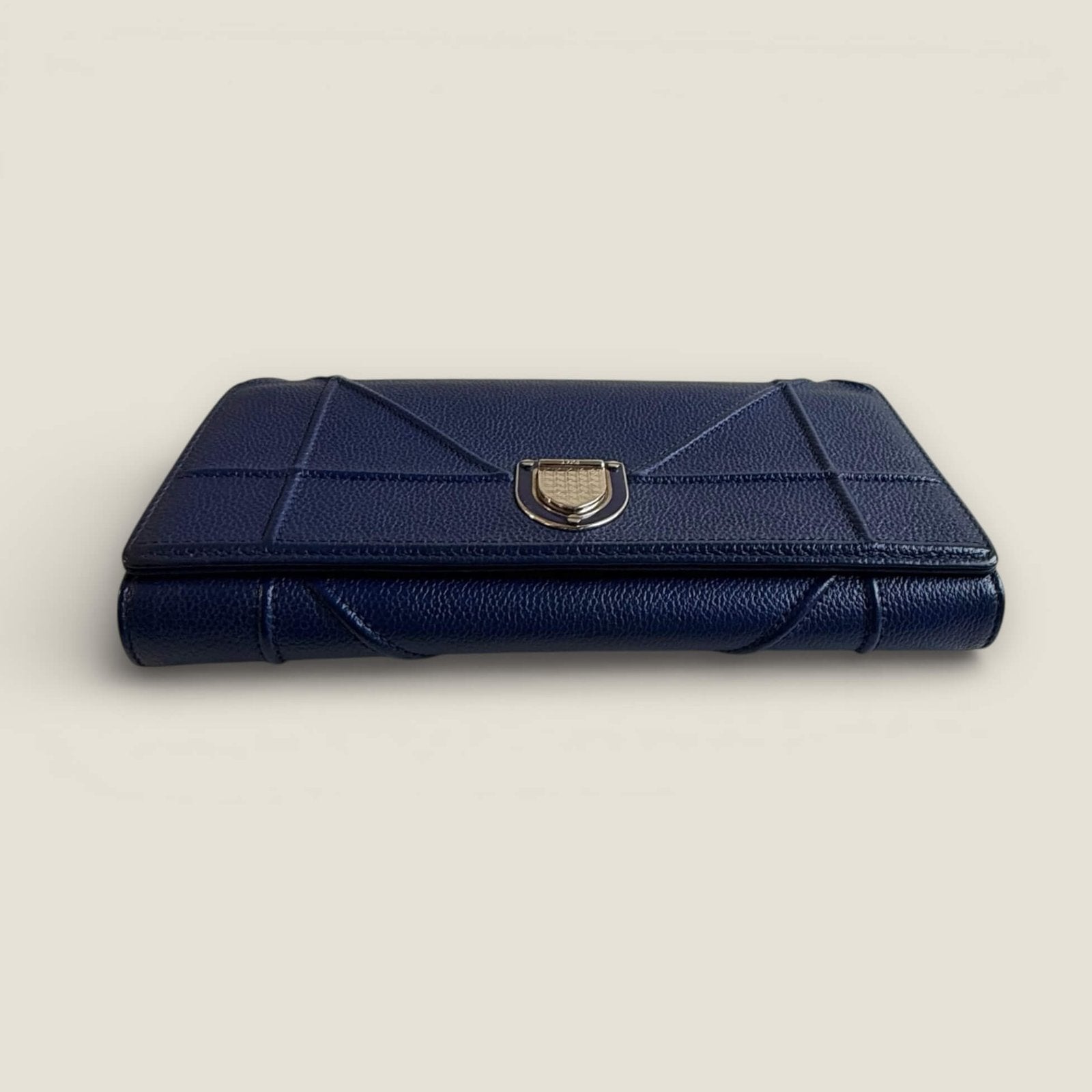 Dior Diorama chain wallet blue closure close up
