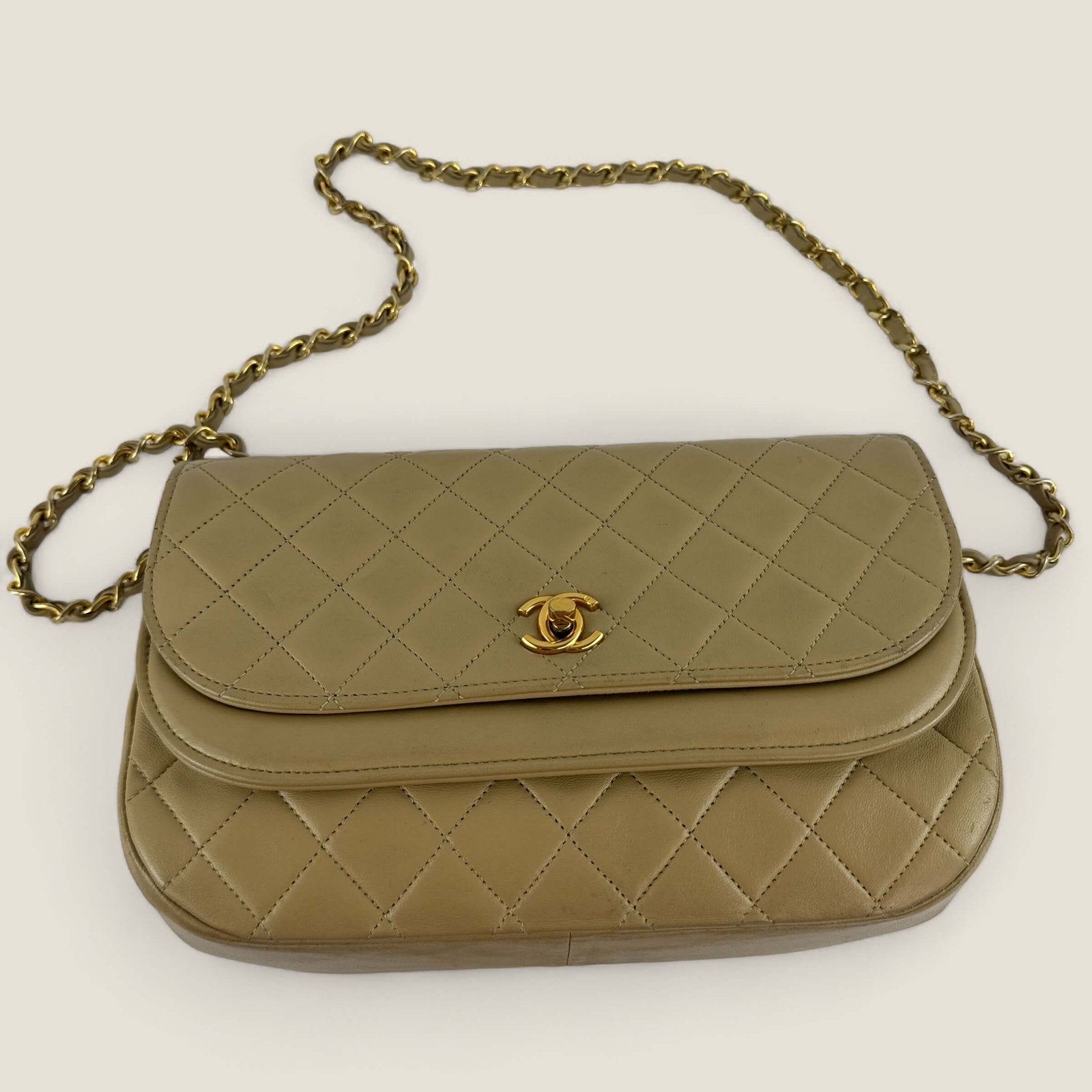 Pre-owned Chanel handbag in beige lambskin with 24k gold hardware