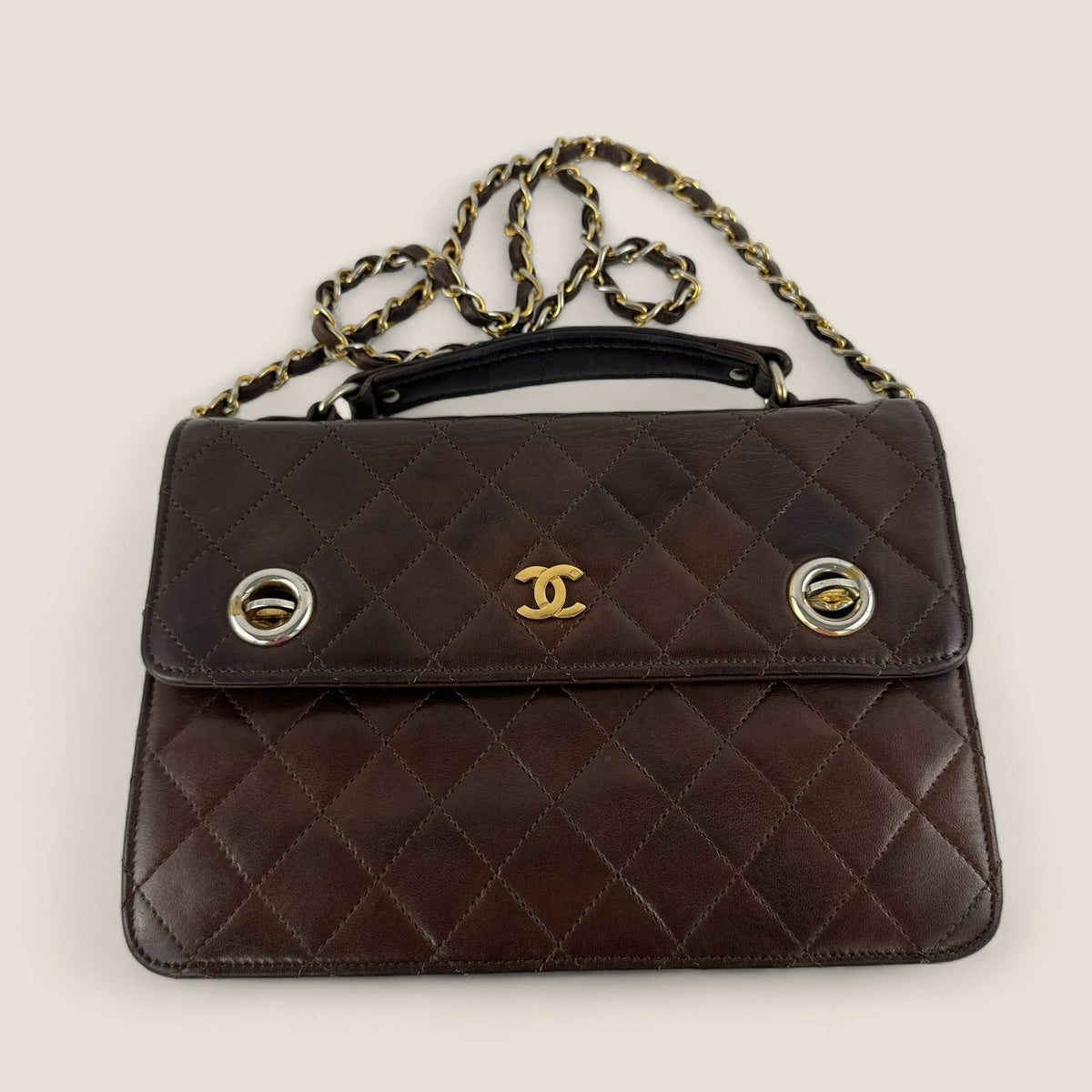 Gebruikte Chanel tas met twee sloten top hendel en ketting