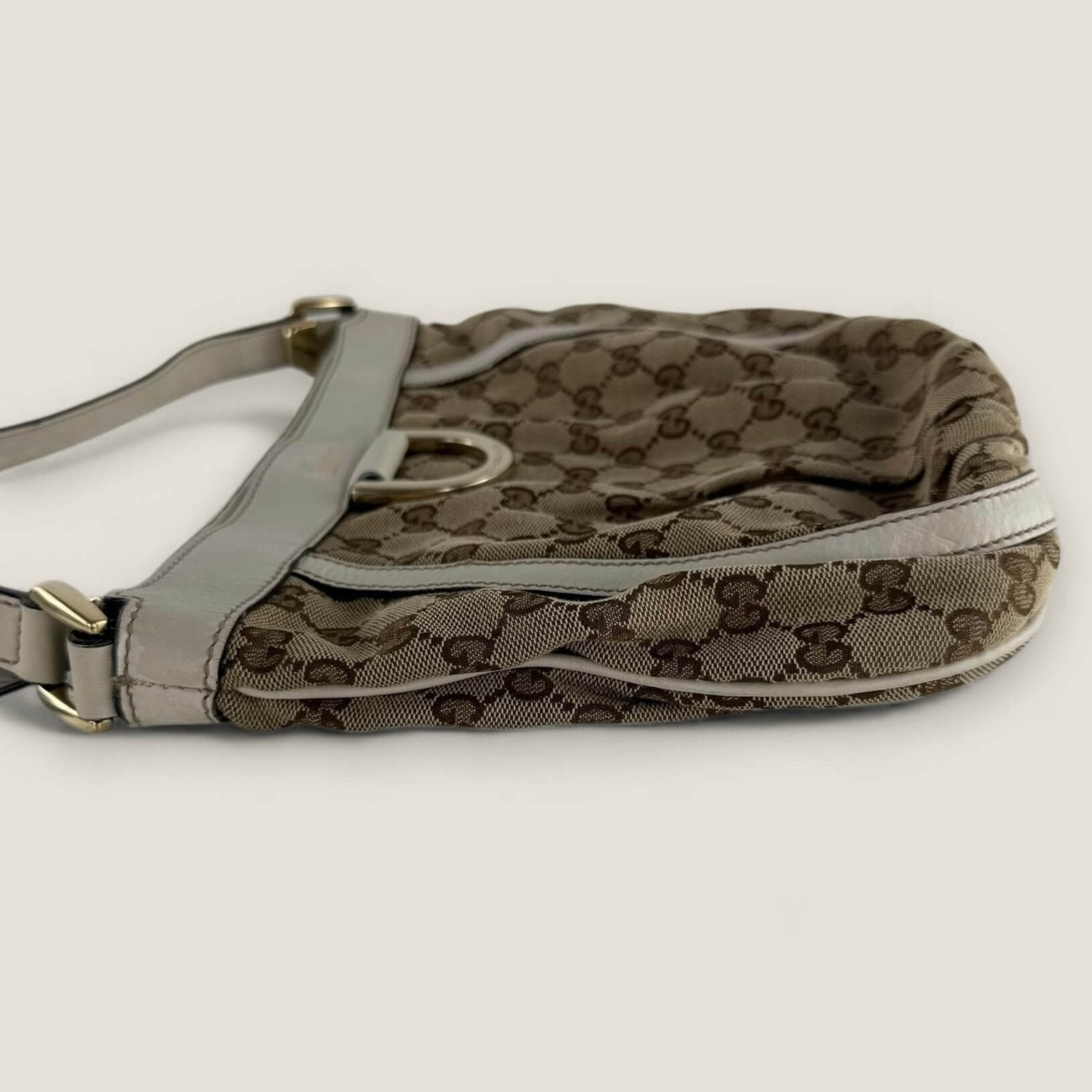 Gucci Abbey messenger white leather details