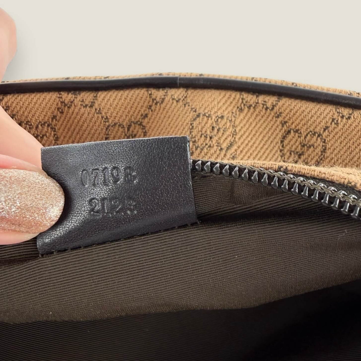 Gucci boat bag canvas stitching detail