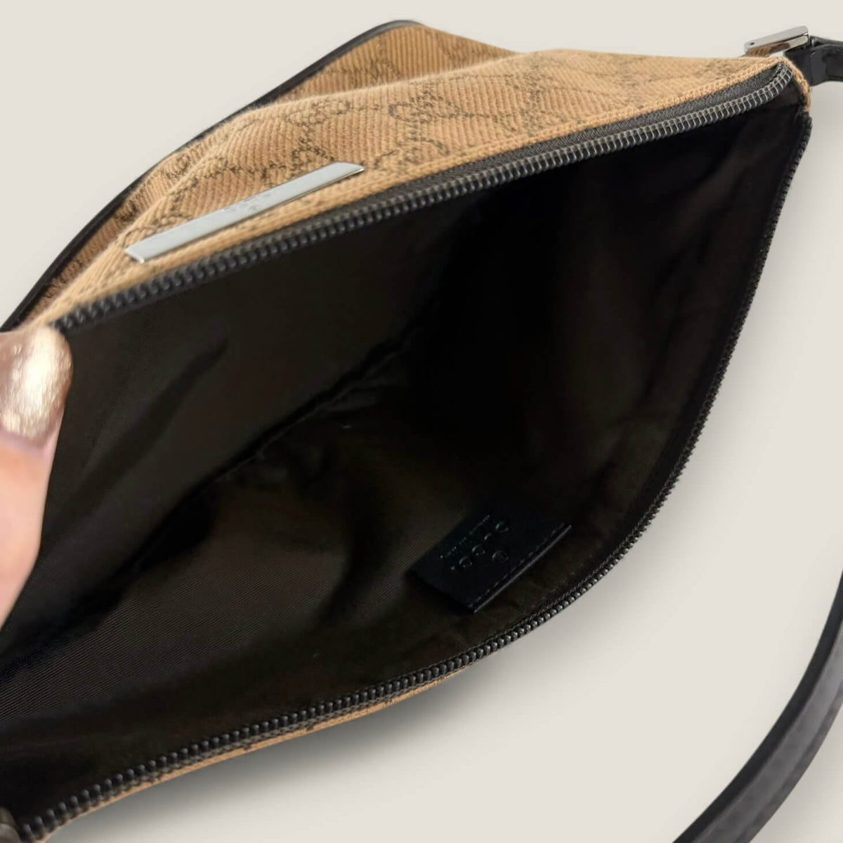 Gucci gg supreme boat bag zip hardware detail