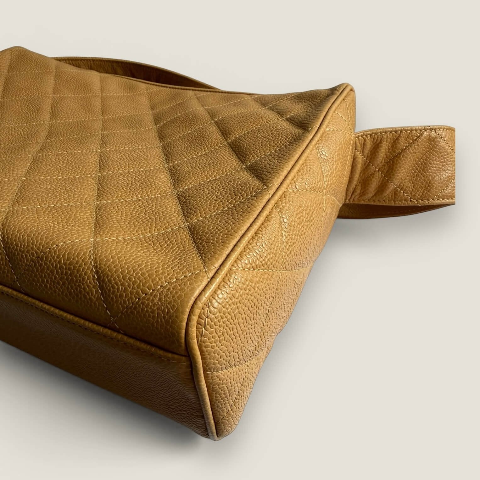 corners Chanel beige caviar leather shoulder bag