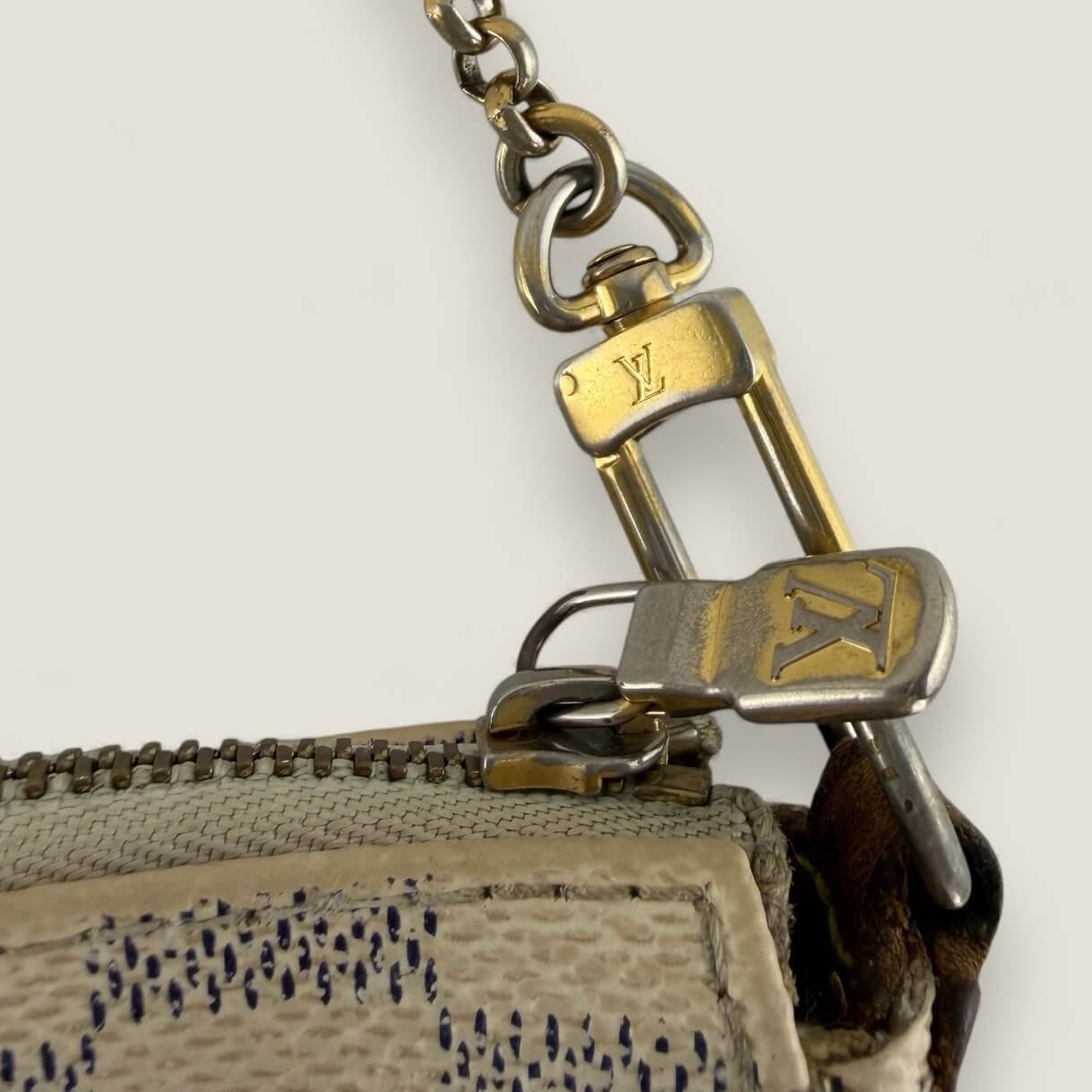 Louis Vuitton eva closure detail