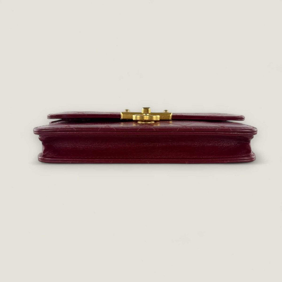 Onderkant authentieke Chanel wallet on chain rood leer