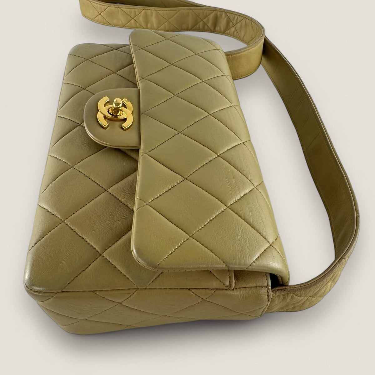 Pre-loved Chanel shoulder bag vintage