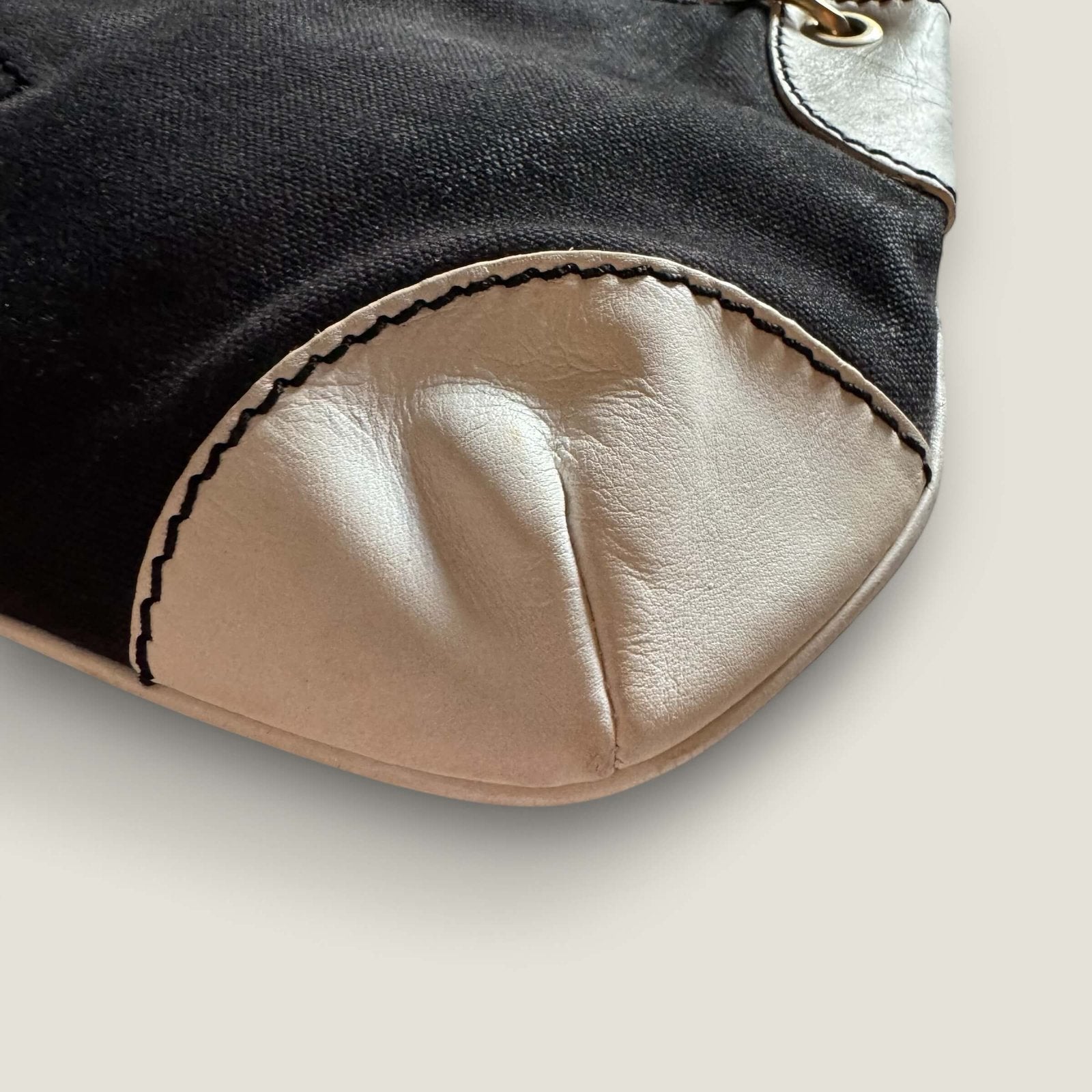 Pre-loved Chanel shoulderbag black and white CC logo