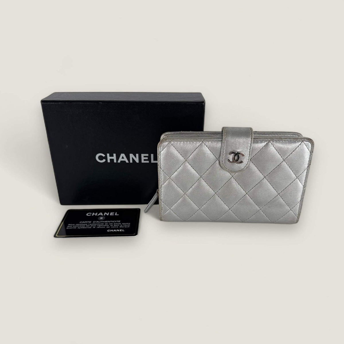 Pre-owned Chanel wallet buy