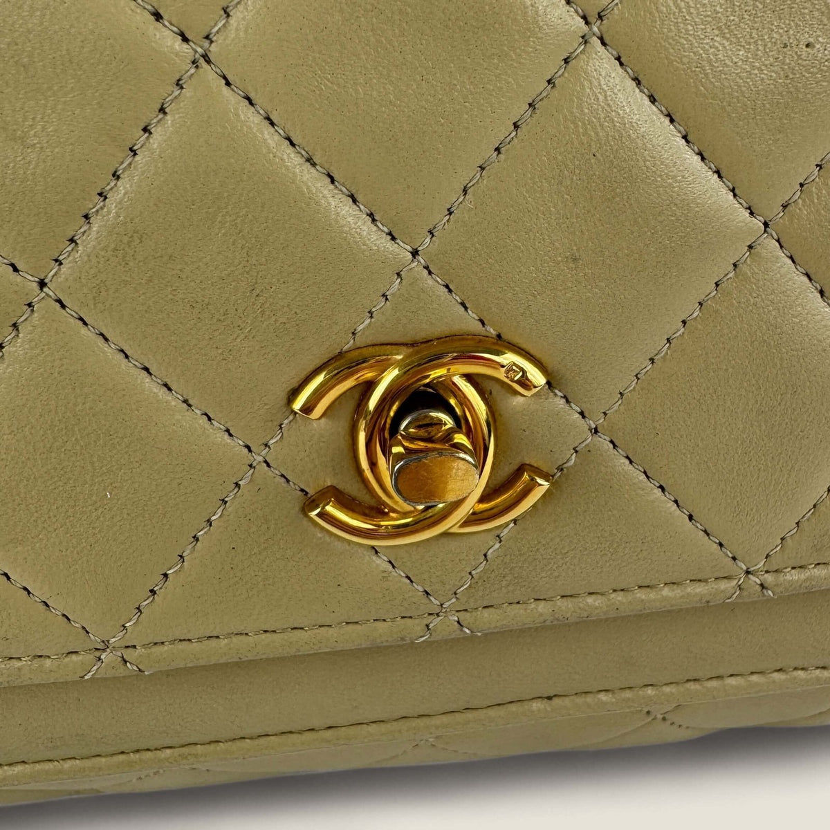 Pre-owned Chanel shoulder bag beige lambskin gold hardware