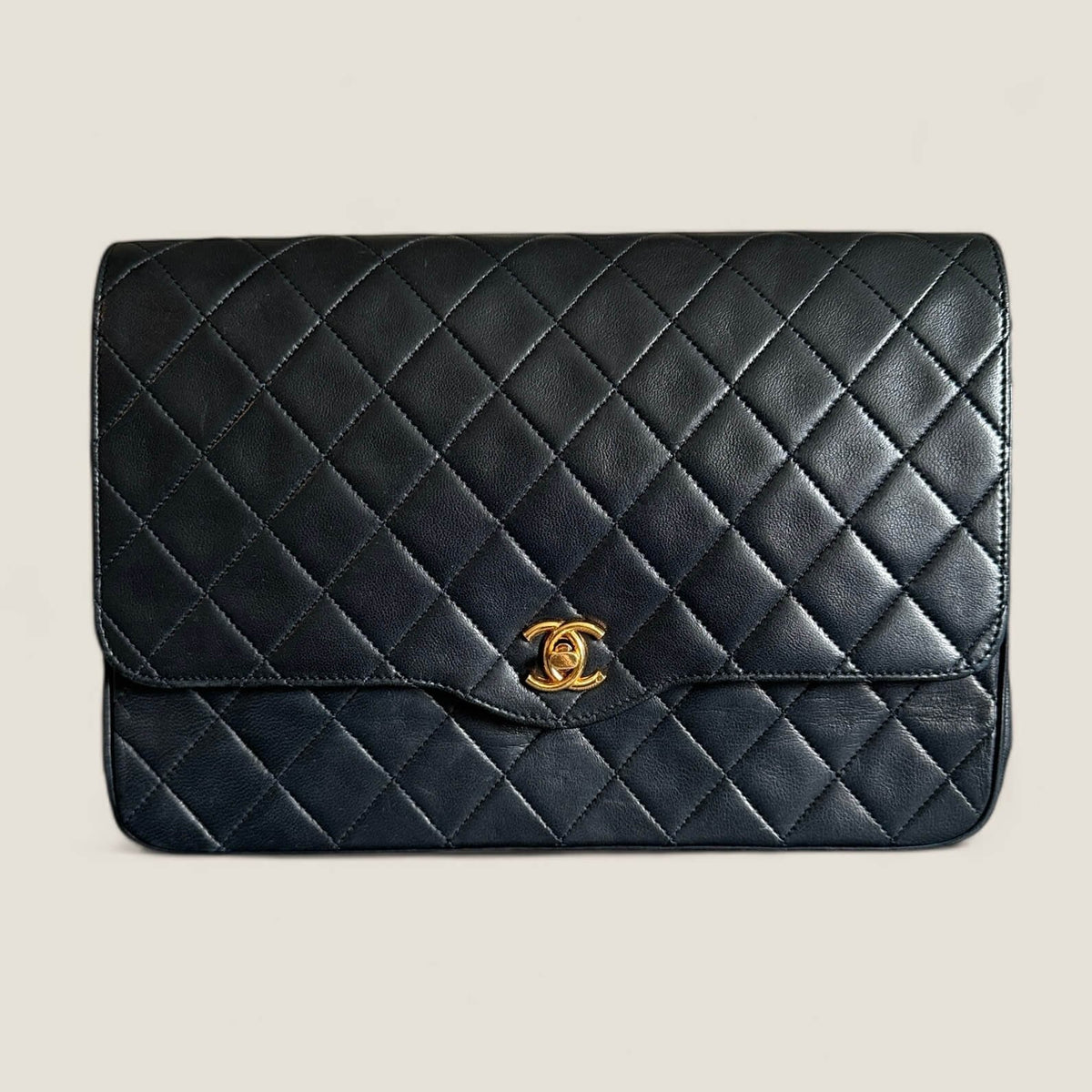 Tweedehands designer tas Chanel gouden hardware lamsleer donkerblauw