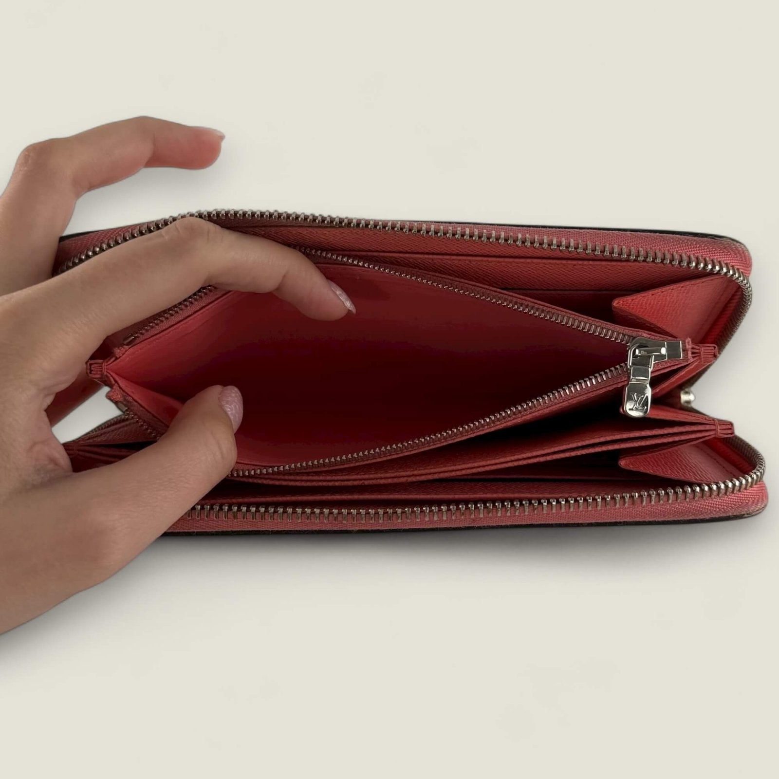pre-owned zippy wallet long Louis Vuitton