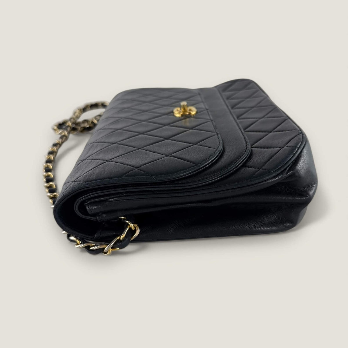 Zijaanzicht Chanel lamsleer zwart