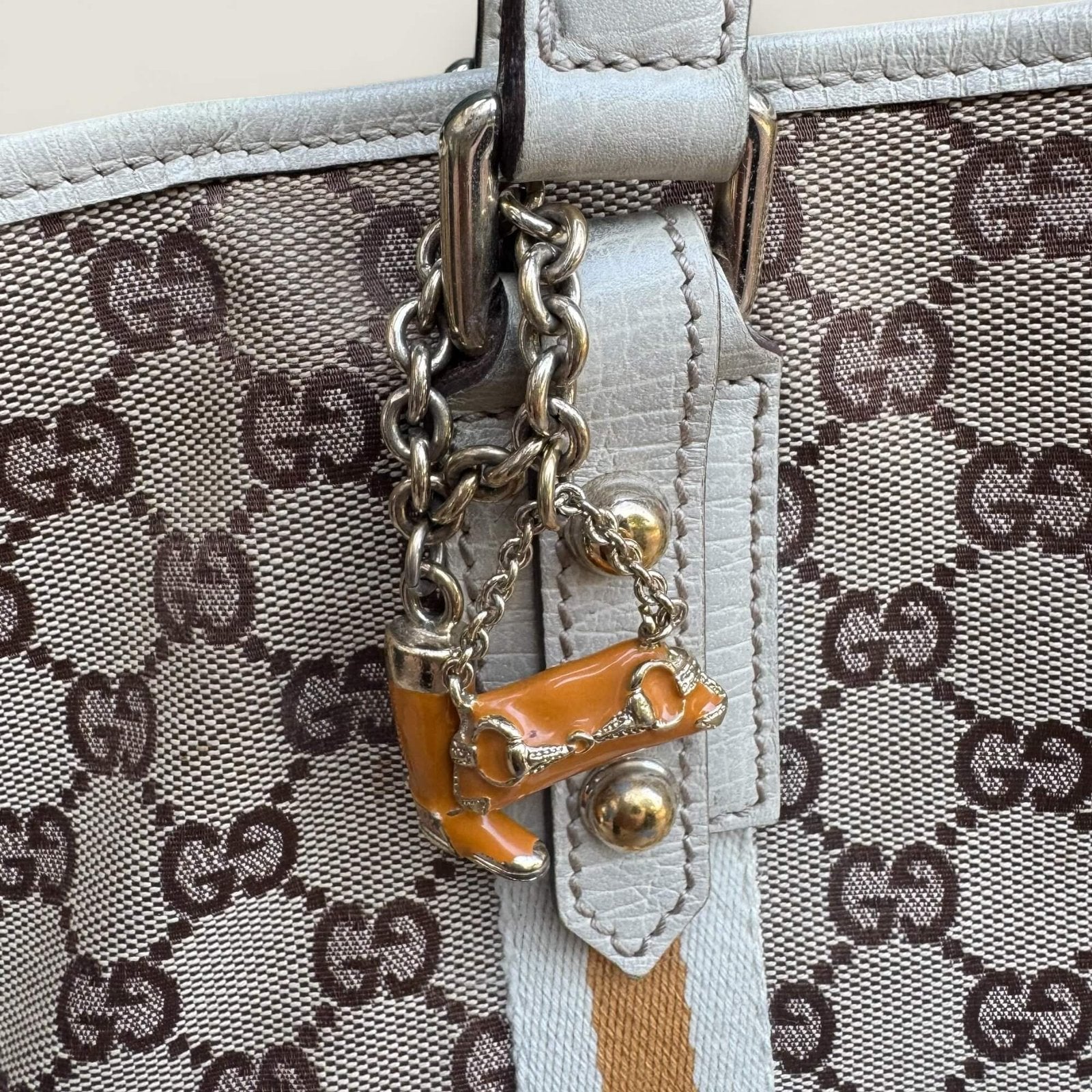 detail charms Gucci bag