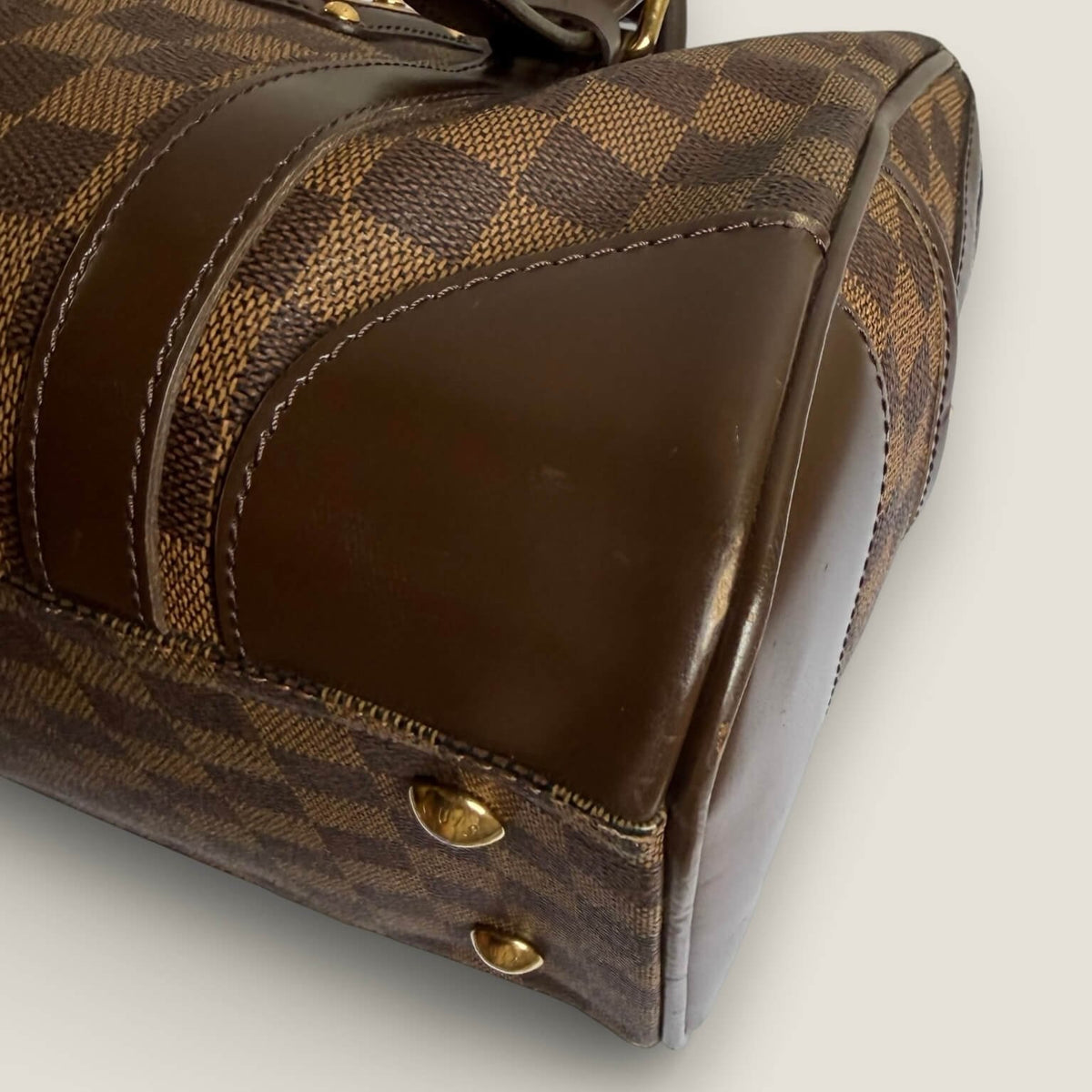 pre-owned Louis Vuitton Berkeley corners wear detail