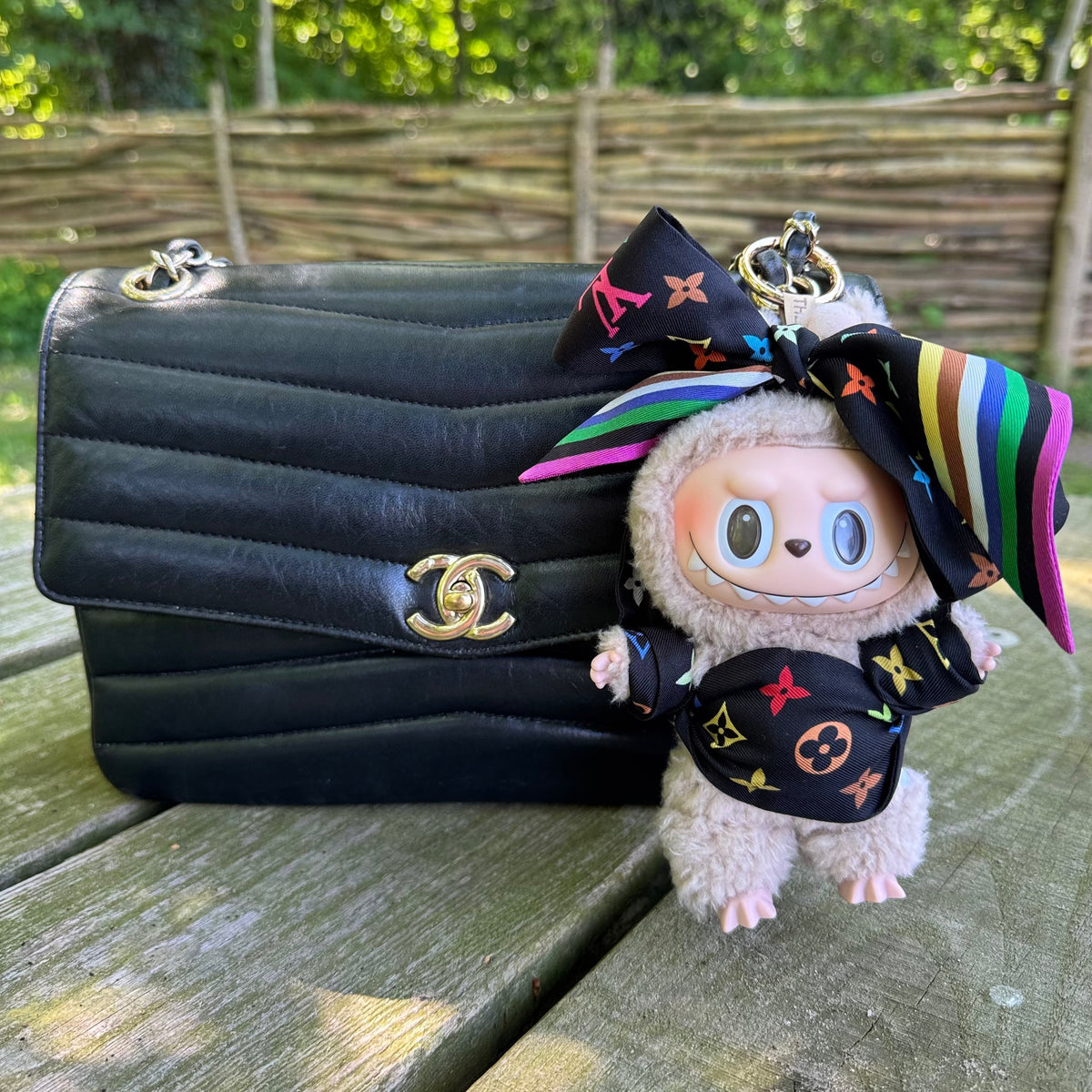 Een Labubu aan je designer tas? Dit moet je weten over de bag charm trend