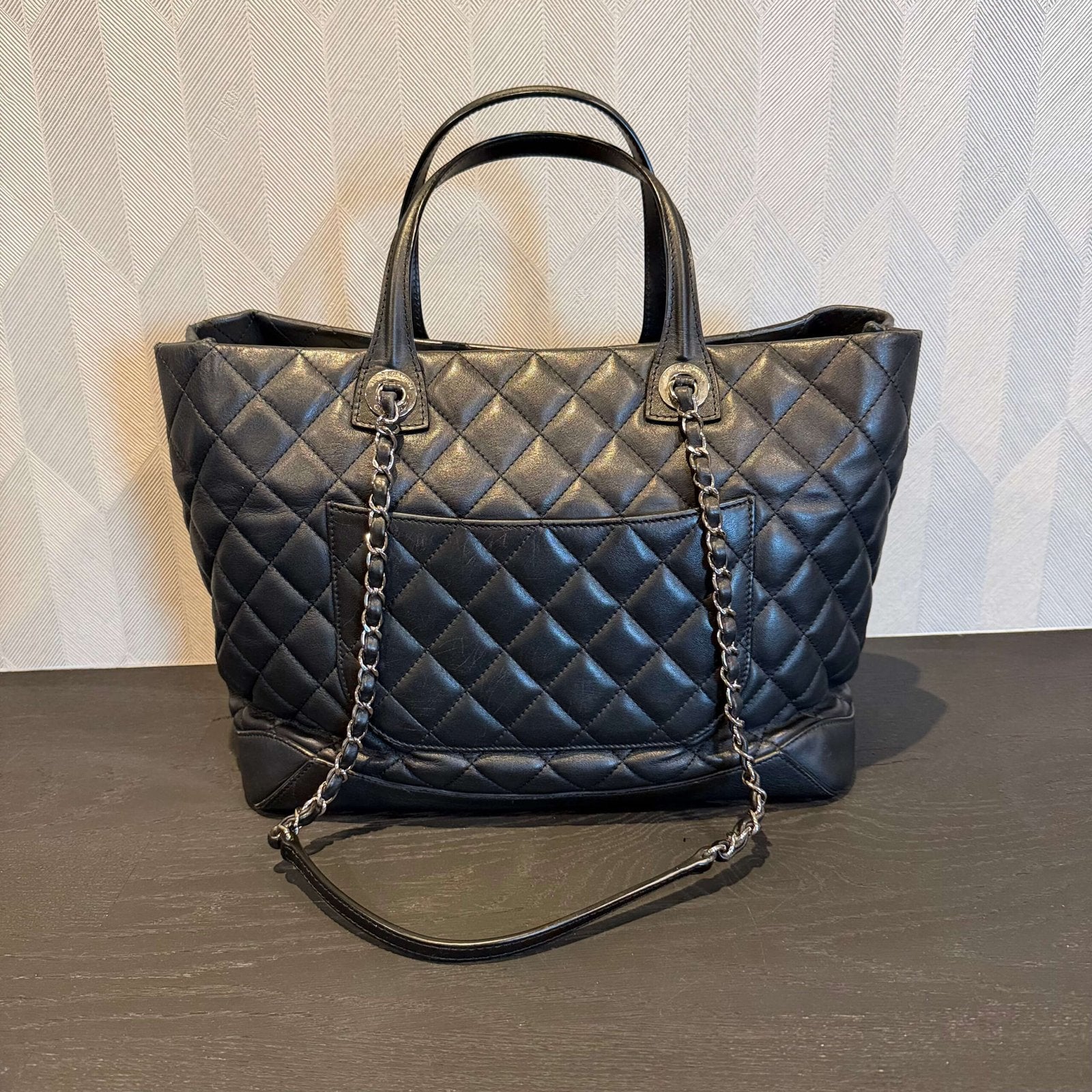Achterkant authentieke Chanel tote bag large black calfskin