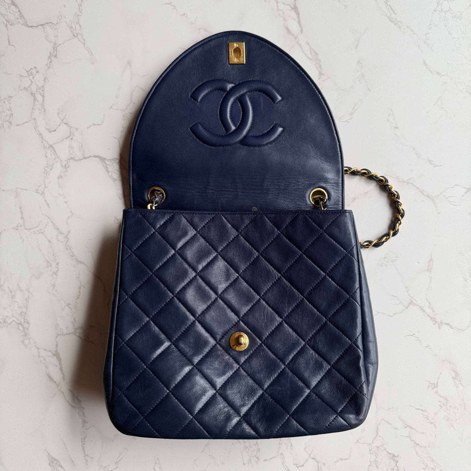 Authentic second-hand Chanel shoulder bag in blue lambskin