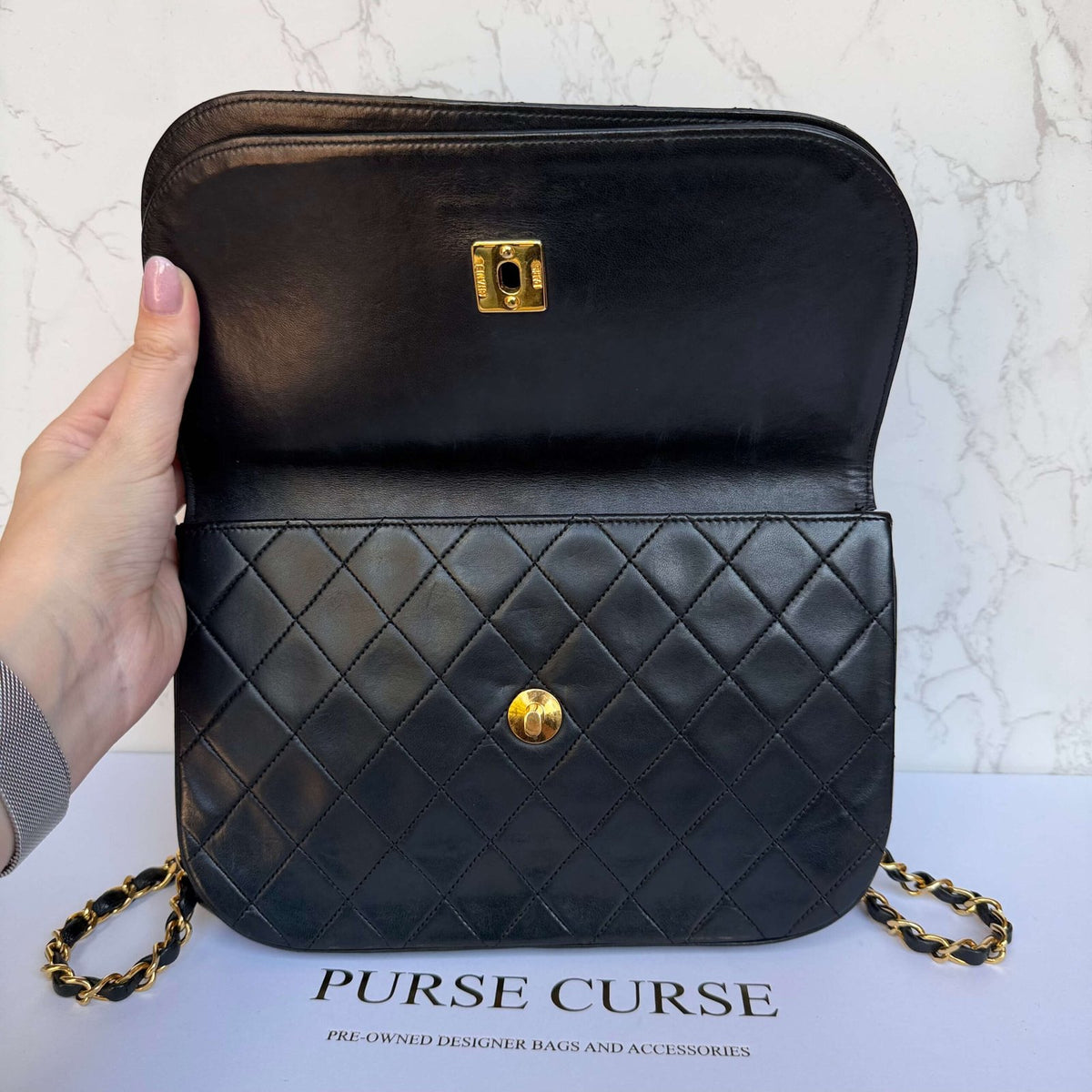 Binnenkant Chanel vintage half moon flap zwart