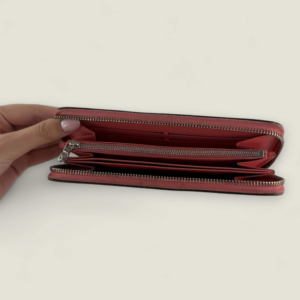 Interior Louis Vuitton wallet pre-owned