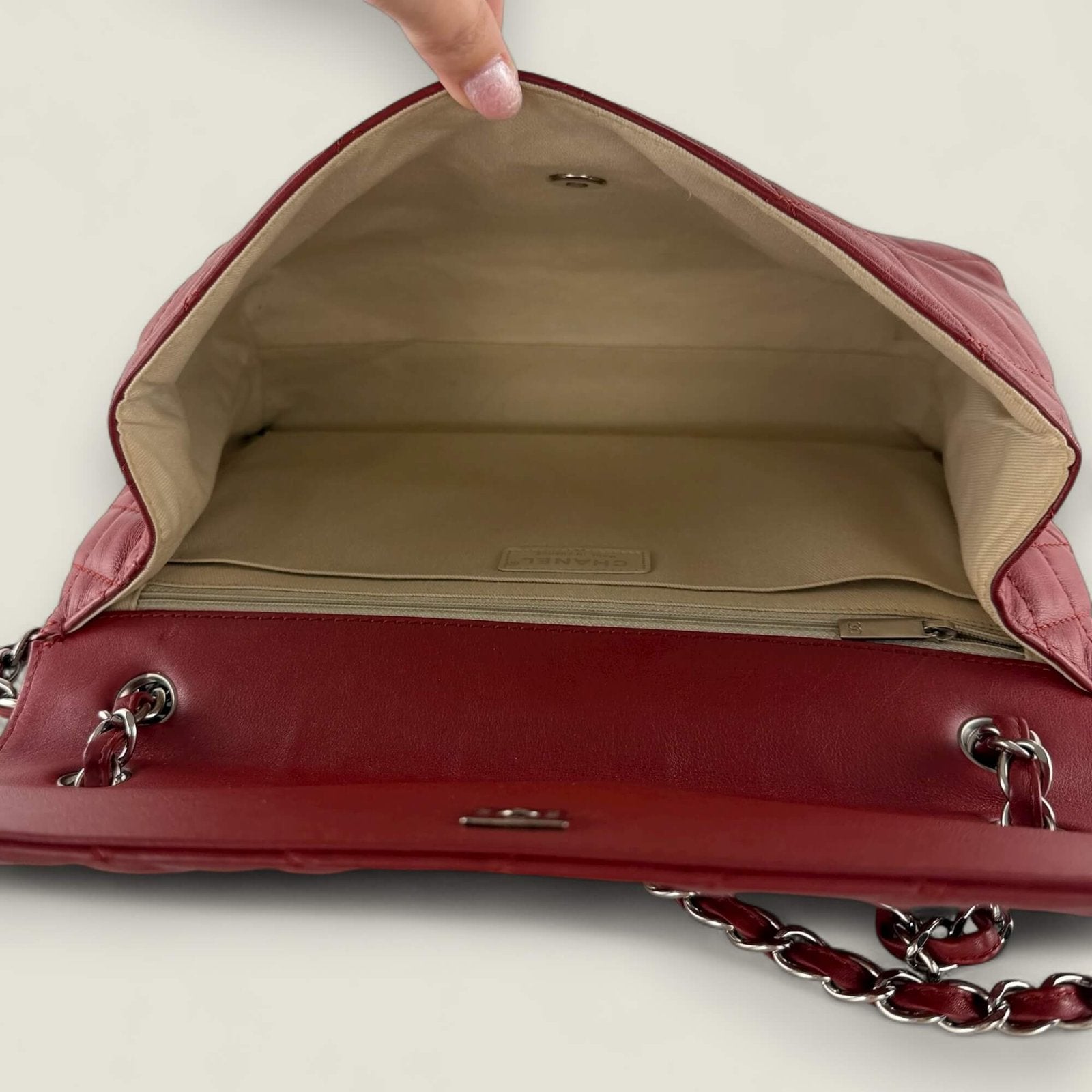 Interior with beige lining, well maintained, practical with zip pocket and slip pocket