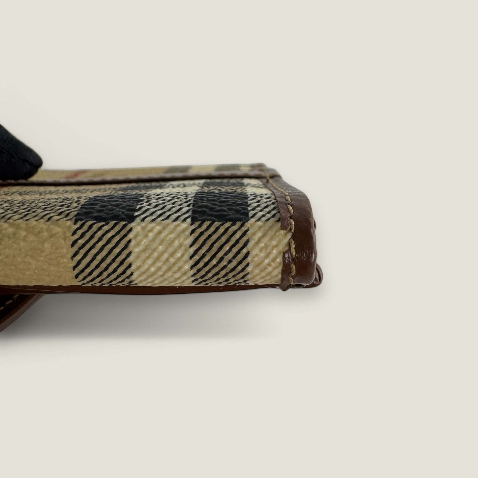 Burberry wallet corners