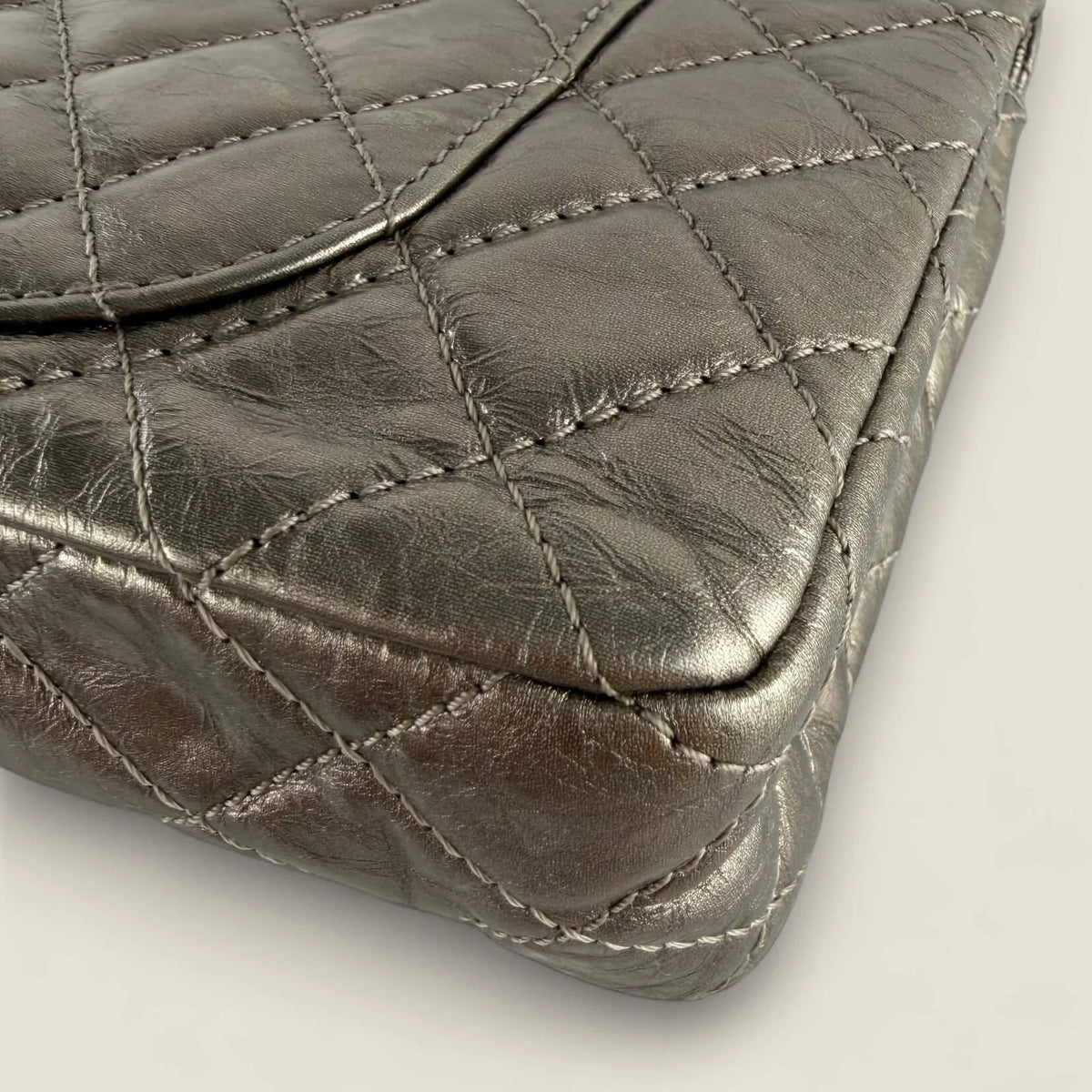 Chanel 2.55 Reissue metallic bronze crossbody look