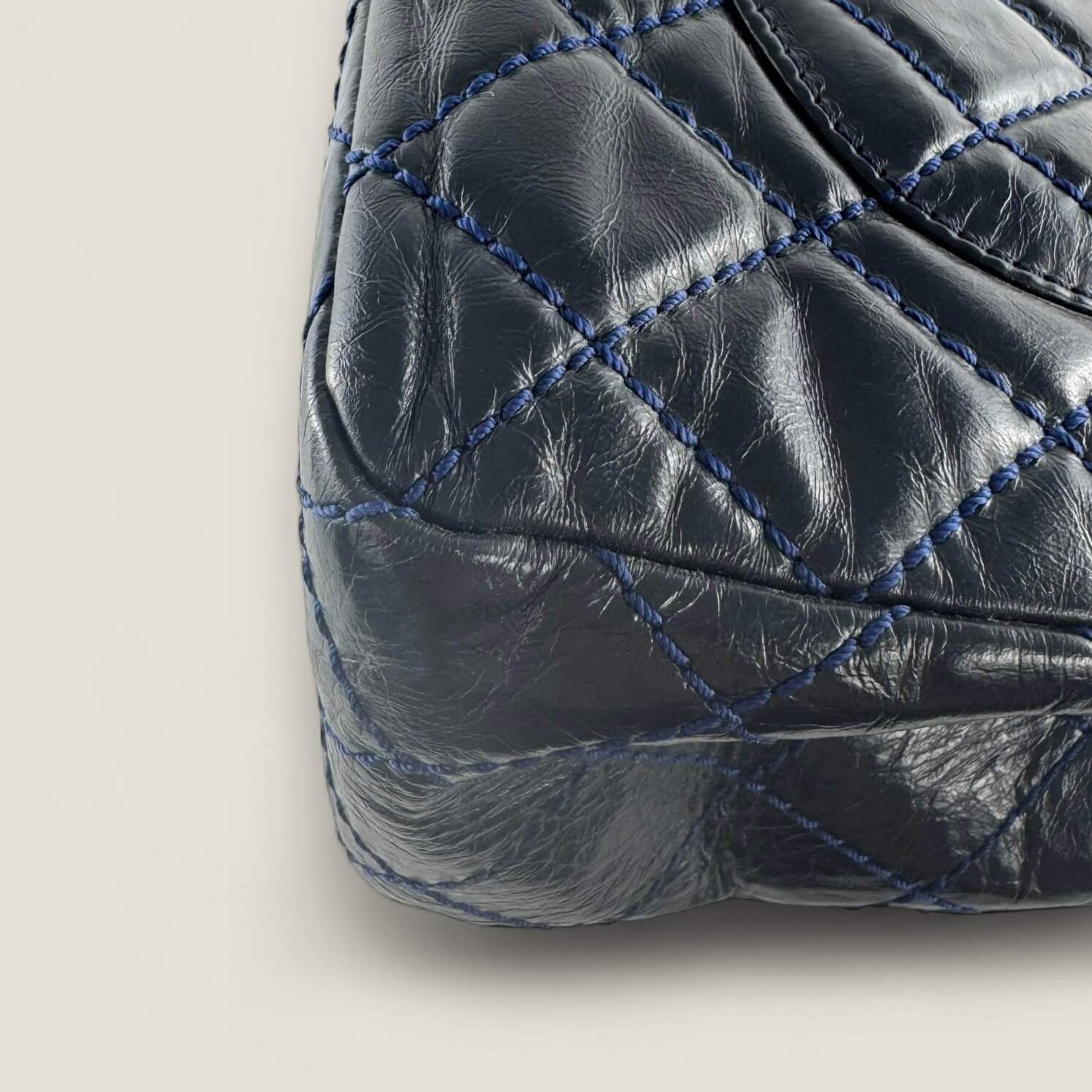 Chanel 227 Reissue 2.55 shoulder bag corners