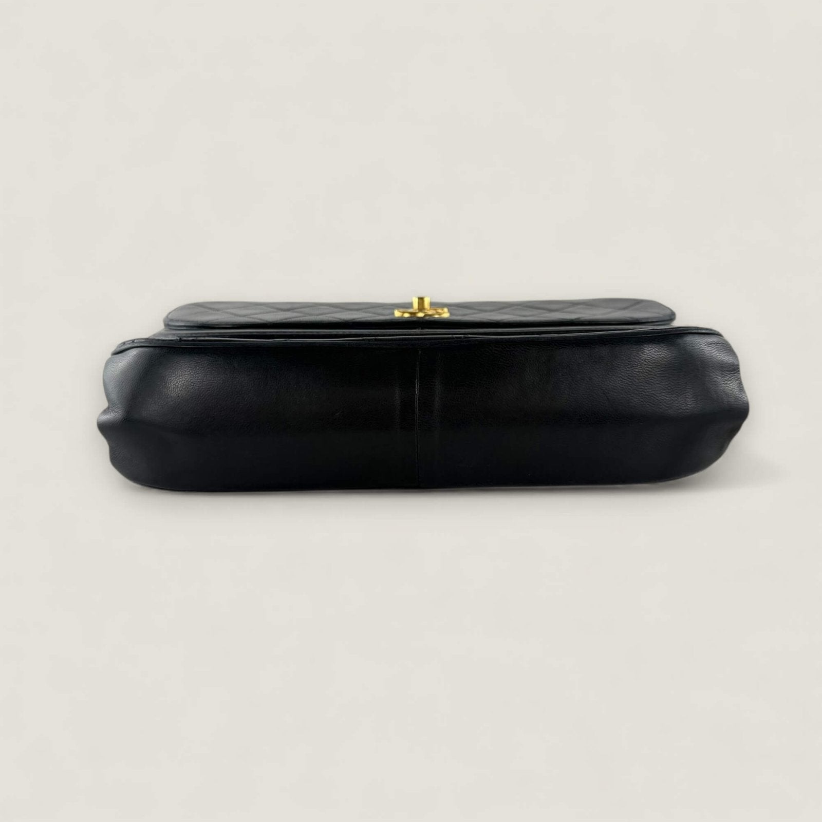 Chanel Double Flap Half Moon bodem gebruikssporen