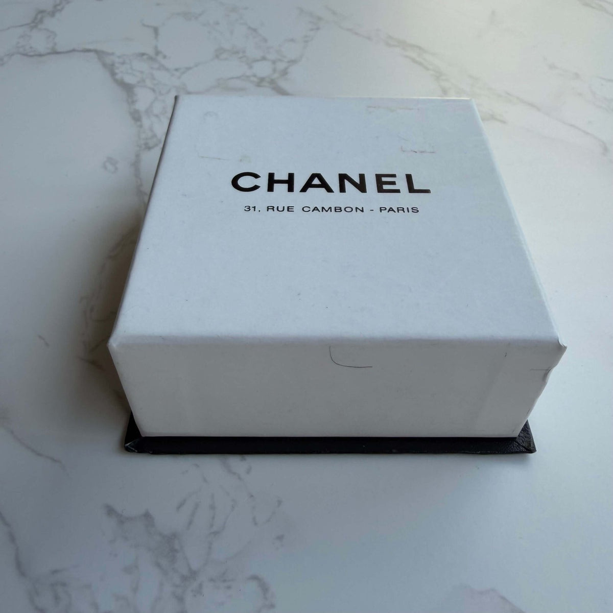 Chanel bracelet vintage Rue Cambon box white