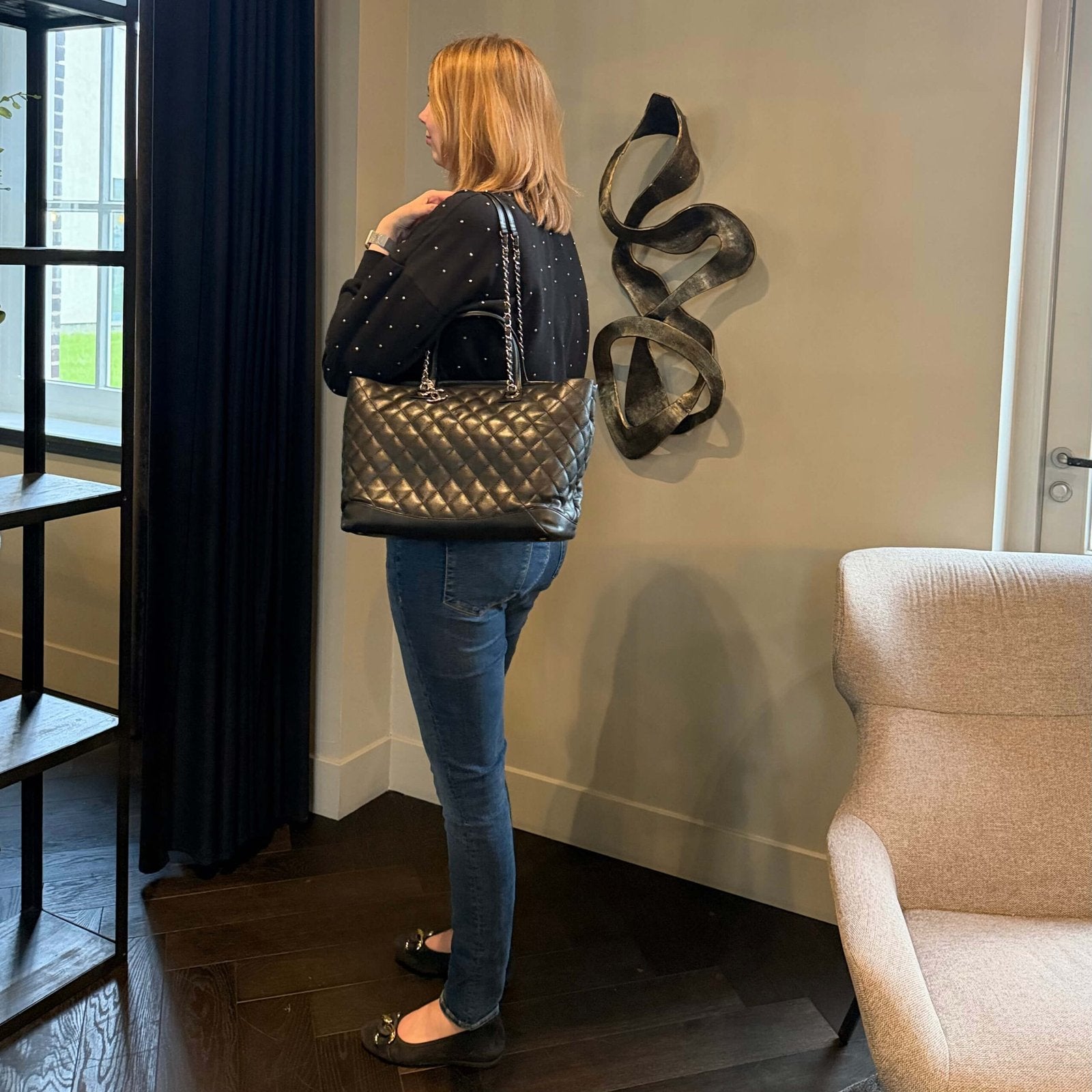 Chanel calfskin quilted large shopping tote gedragen