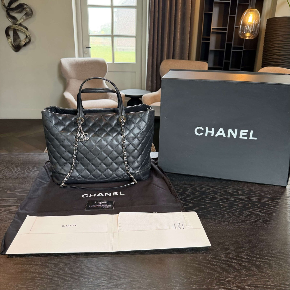 Chanel calfskin quilted large shopping tote met accessoires
