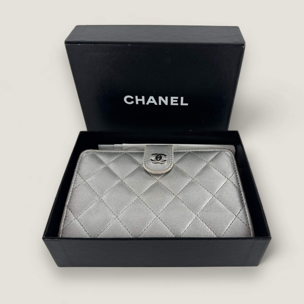 Chanel wallet buy pre-owned