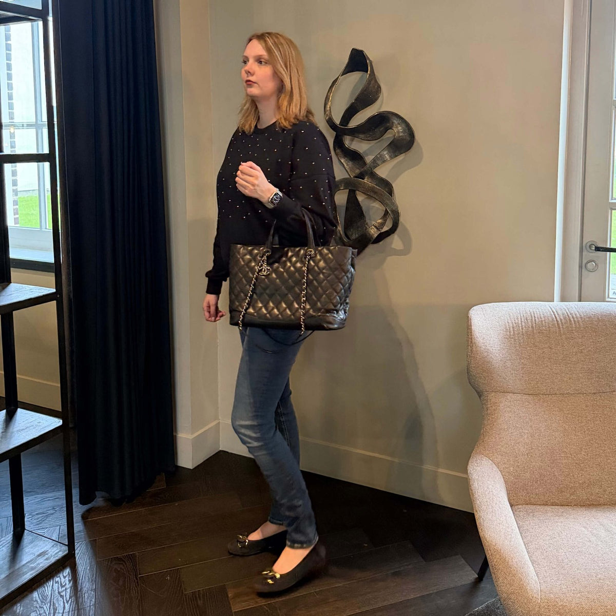 Chanel shopping tote groot gedragen