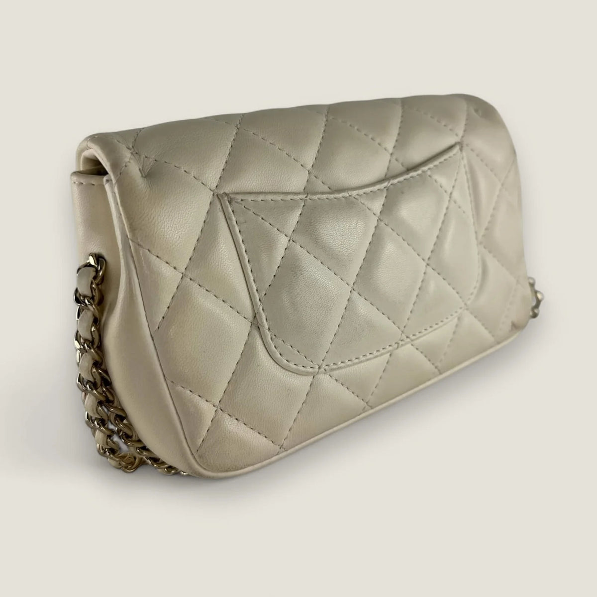 Chanel bag pre-owned corner and edge detail