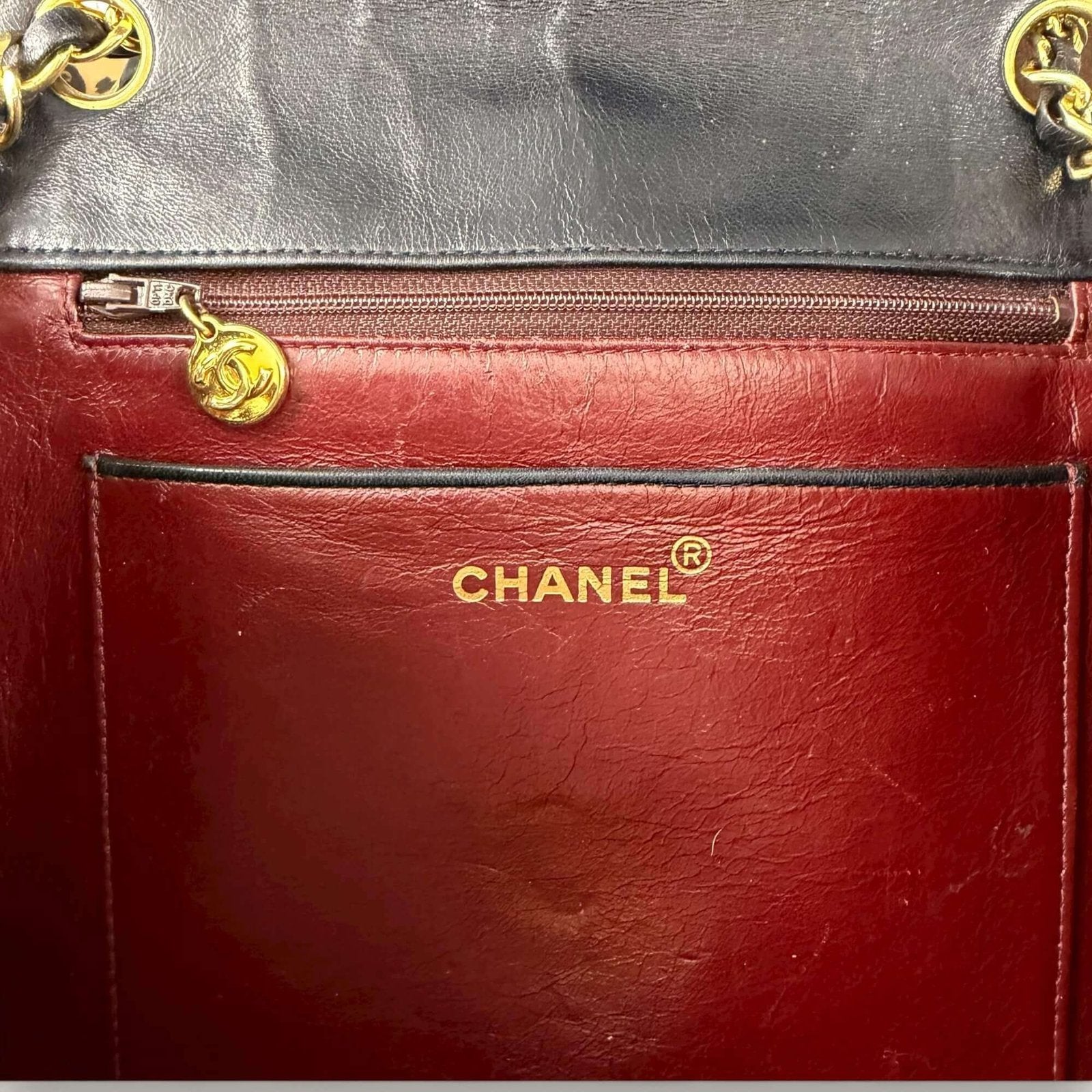 Chanel vintage designer bag CC logo detail