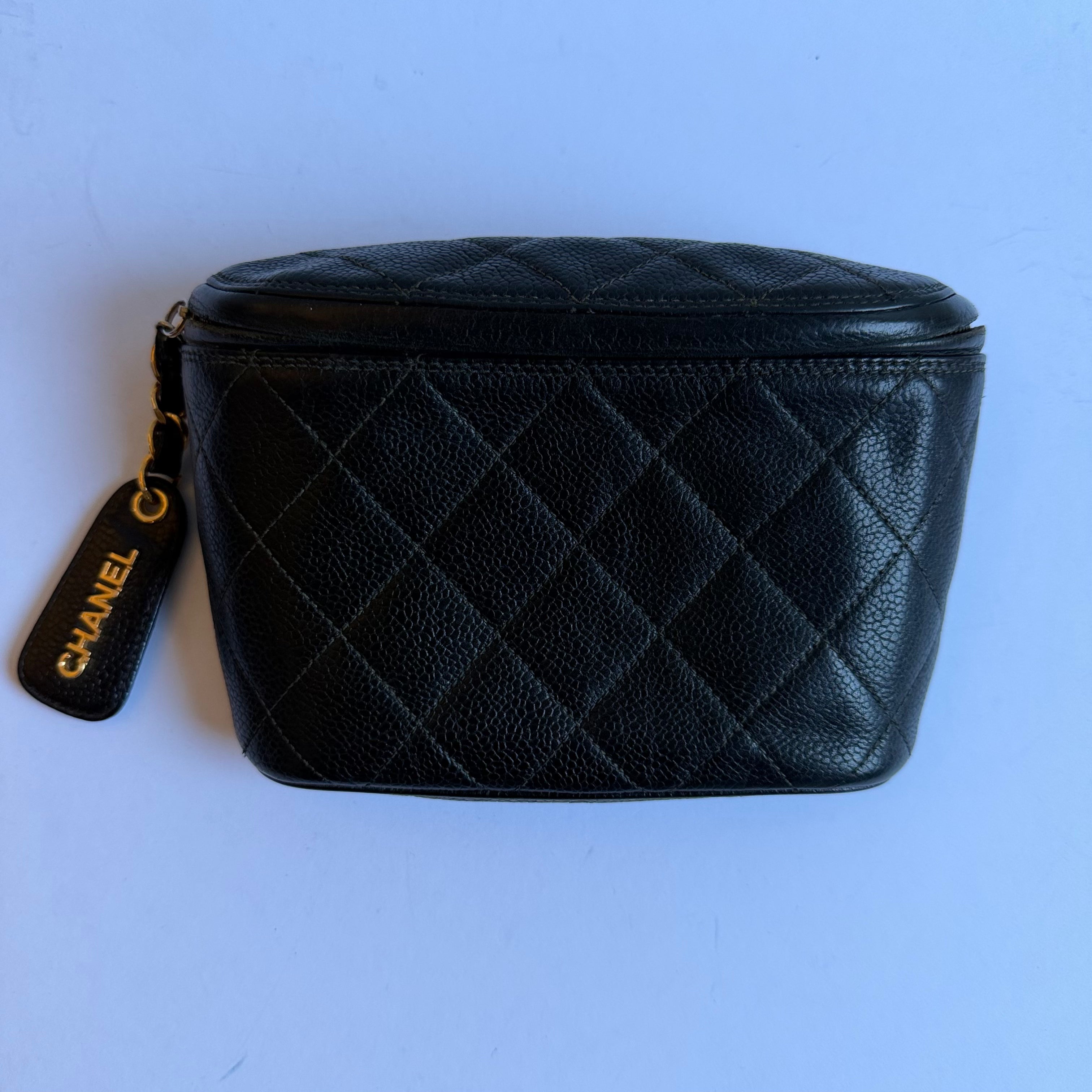 Chanel caviar heuptasje detail logo en caviar leer